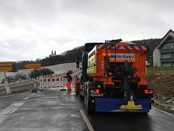 Am Freitag um die Mittagszeit konnte die Kreisstraße LIF  2 bei Kloster Banz wieder für den Verkehr freigegeben werden. Der Winterdienst entfernte die Sperrschilder. Fotos:  Popp
