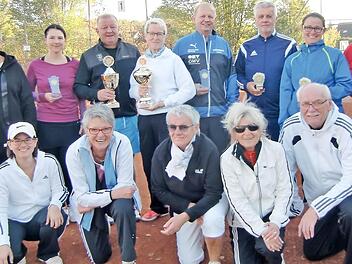 Stehend, von links: Abteilungsleiterin Monika Popp, Julia Bauer, Sieger Uwe Fugmann, Siegerin Susanne Will, Eduard Schwarz, Helmut Horn, Claudia Küfner und Gottfried Will. Vorne die Nächstplatzierten.  Foto: H. Franz