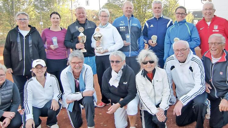 Stehend, von links: Abteilungsleiterin Monika Popp, Julia Bauer, Sieger Uwe Fugmann, Siegerin Susanne Will, Eduard Schwarz, Helmut Horn, Claudia Küfner und Gottfried Will. Vorne die Nächstplatzierten.  Foto: H. Franz