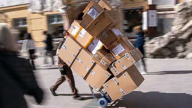 Der Black Friday ist in vollem Gange: DHL muss rund um die Aktion Millionen Pakete ausliefern. Einem Paketboten platzte vor einiger Zeit der Kragen. Symbolbild.