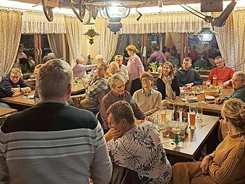 Im Gasthaus Trautner waren viele Bürger zur Versteigerung zusammengekommen.