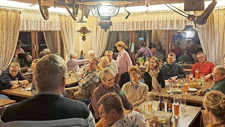 Im Gasthaus Trautner waren viele Bürger zur Versteigerung zusammengekommen.
