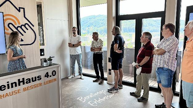 Emma Ferkinghoff und Johannes Seuffert (von links, beide Landratsamt Bad Kissingen) führten die Senioren von Verdi durch die Ausstellung „Dein Haus 4.0“.