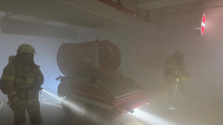 Bayreuth: Brand in Tiefgarage - über 60 Einsatzkräfte üben Szenario