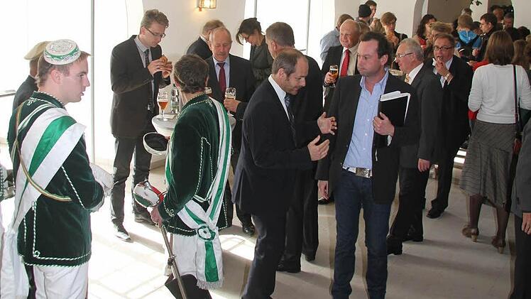 Entspannter Plausch nach dem Festakt.