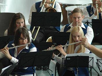 Das symphonische Blasorchester des Musikvereins Zeegenbachtal, mit Dirigent Michael Saffer, erzielte beim Wertungsspielen eine sehr hohe Wertung: einen "ausgezeichneten Erfolg in der Oberstufe". Foto: Sebastian Schmitt-Mathea