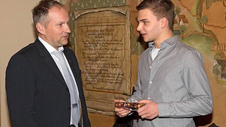 Mit einem Präsent der Gemeinde ehrte Bürgermeister Jochen Partheymüller den aus Marktgraitz stammenden Einser-Abiturienten Lukas Gahn.  Foto: Klaus Gagel