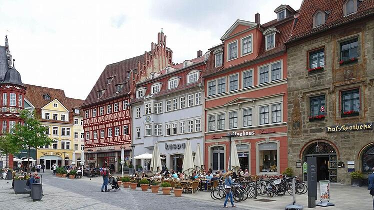Wo einst Busse hielten, ist heute Platz für Cafe-Besucher am Coburger Marktplatz.Foto: Jochen Berger