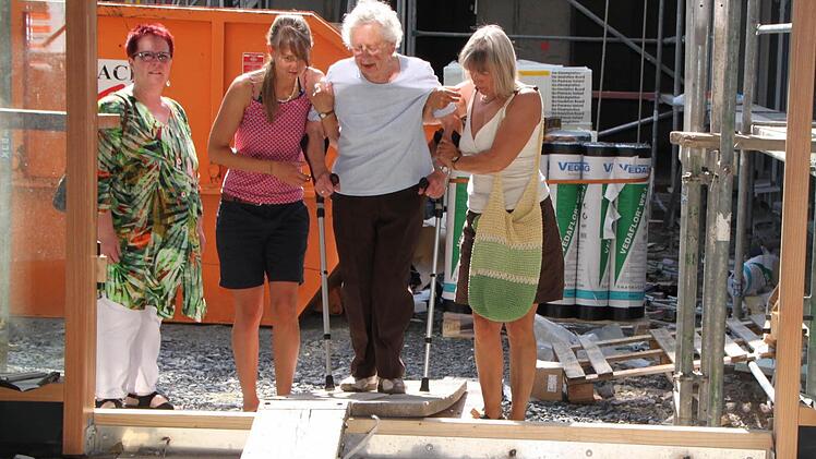 Besichtigung mit Hürden: Rundgang über die Baustelle für das neue Haus Waldenfels in Bad Brückenau. Foto: Ulrike Müller