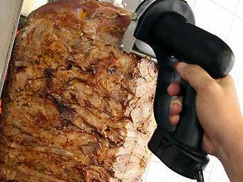 Das ist tatsächlich ein Döner-Kebab-Spieß, deutlich zu erkennen an den Fleischscheiben. Wenn zu viel Hackfleisch verwendet wird, darf das Produkt nicht mehr Döner Kebab heißen, sondern kann beispielsweise "Drehspieß" genannt werden. Foto: Archiv