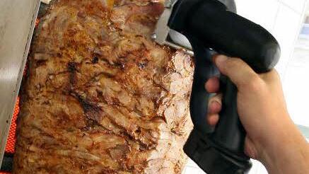 Das ist tatsächlich ein Döner-Kebab-Spieß, deutlich zu erkennen an den Fleischscheiben. Wenn zu viel Hackfleisch verwendet wird, darf das Produkt nicht mehr Döner Kebab heißen, sondern kann beispielsweise "Drehspieß" genannt werden. Foto: Archiv