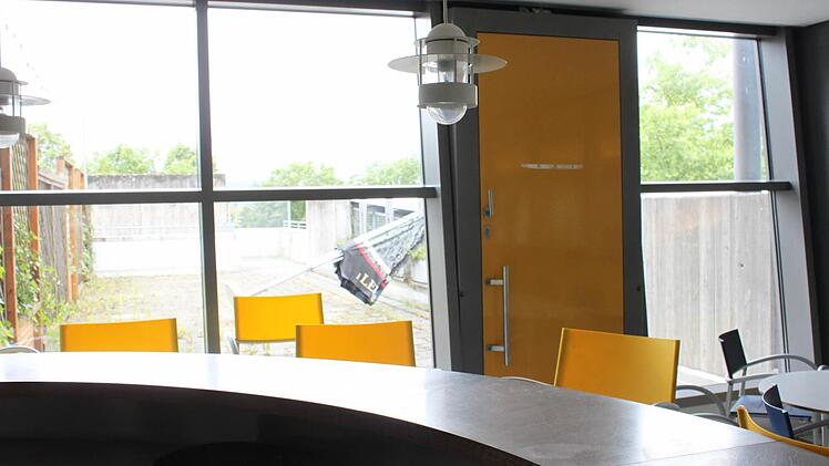 Der Barbereich im Merania-Hallenbad mit Blick auf die Terrasse. Foto: Popp