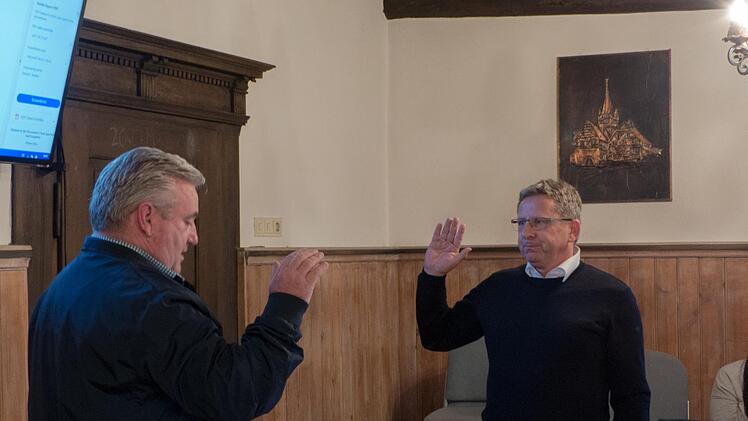Peter Frankenstein (rechts) wurde von Bürgermeister Alfons Hartlieb als neuer Gemeinderat vereidigt. Frankenstein folgt dem  ausgeschiedenen Theo Götz nach.Christian Ziegler