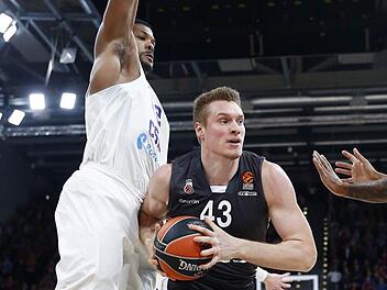 Leon Radosevic (mit Ball), der einzig verbliebene Center der Bamberger, wird auch heute gegen den nur 1,98 m großen Super-Athleten Kyle Hines und seine Mitstreiter einen schweren Stand haben. Foto: sportpress