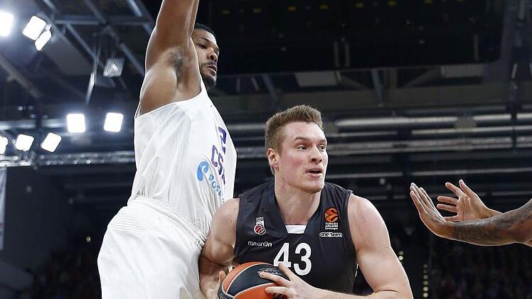 Leon Radosevic (mit Ball), der einzig verbliebene Center der Bamberger, wird auch heute gegen den nur 1,98 m großen Super-Athleten Kyle Hines und seine Mitstreiter einen schweren Stand haben. Foto: sportpress