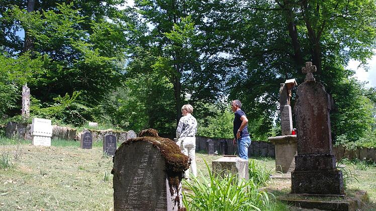 Beim Friedhof in Altglashütten schauten sich die Besucher sowohl die alten Grabsteine, als auch die Gedenksteine an.  Foto: Stephanie Elm