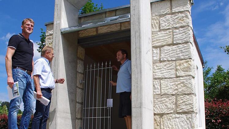 Die neue Kapelle ist fast fertig. Am Montag wurden die Türen geliefert. Im Bild (von links): Horst Hanna, Wolfgang Beiergrößlein und Goran Marinkovic. Foto: Marco Meißner