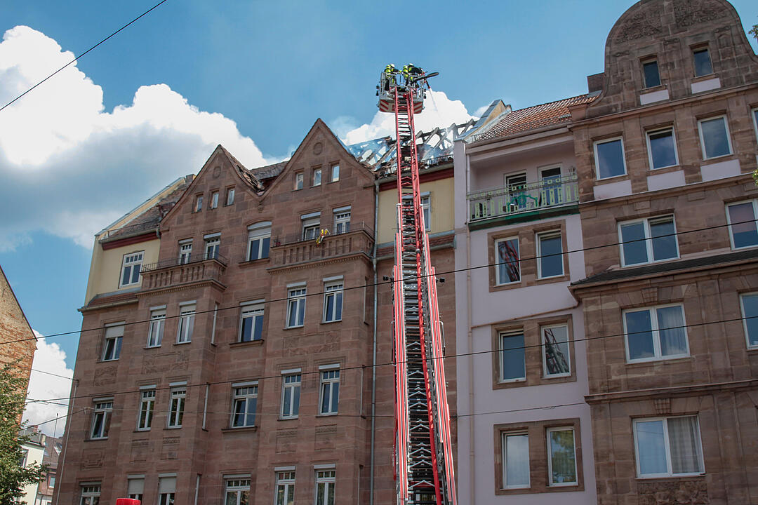 Dachstuhl eines Mehrfamilienhauses fängt Feuer