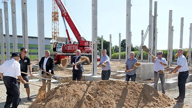 Auch wenn die hohen St&uuml;tzen beim Bau der Litzendorfer Doppelsporthalle schon in den Himmel ragen, ist ein offizieller Spatenstich bei einer derart richtungsweisenden Investition ein Muss. Tiefbau-Gesch&auml;ftsf&uuml;hrer Georg Pfister, Erster BG-Litzendorf-Vorsitzender Bernhard Uzelino, Landtagsabgeordneter Holger Dremel, Landrat Johann Kalb, Architekt Peter Jungkunst, Thomas Schnapp (Gesch&auml;ftsf&uuml;hrer Wengertsmann Bau), Zweiter B&uuml;rgermeister Klemens W&ouml;lfel und Erster B&uuml;rgermeister Wolfgang M&ouml;hrlein (vo...
