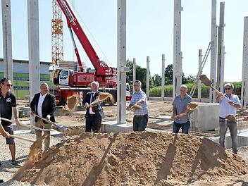 Auch wenn die hohen Stützen beim Bau der Litzendorfer Doppelsporthalle schon in den Himmel ragen, ist ein offizieller Spatenstich bei einer derart richtungsweisenden Investition ein Muss. Tiefbau-Geschäftsführer Georg Pfister, Erster BG-Litzendorf-Vorsitzender Bernhard Uzelino, Landtagsabgeordneter Holger Dremel, Landrat Johann Kalb, Architekt Peter Jungkunst, Thomas Schnapp (Geschäftsführer Wengertsmann Bau), Zweiter Bürgermeister Klemens Wölfel und Erster Bürgermeister Wolfgang Möhrlein (vo...