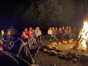Lagerfeuerromantik gab es auch beim Zeltlager der Pfarrgemeinden Oberer Sinngrund in Hammelburg.