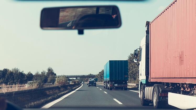 Ein Lkw-Fahrer wurde beim Filmschauen am Steuer erwischt.