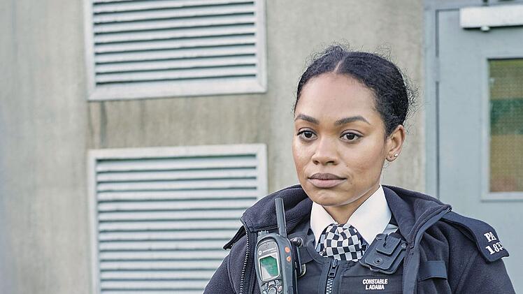 Ein M&auml;dchen und ein Polizist fallen von einem Hochhaus und sind tot. Ein f&uuml;nfj&auml;hriger Junge und die junge Polizeisch&uuml;lerin Lizzie Adama (Tahirah Sharif) sind die einzigen Zeugen des Ungl&uuml;cks.