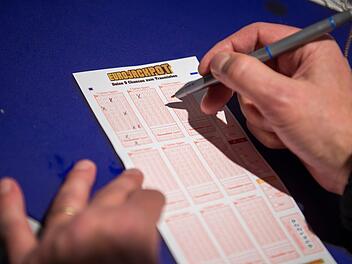 Mann kreuzt auf Lottoschein des Spiels &laquo;Eurojackpot&raquo; Zahlen an