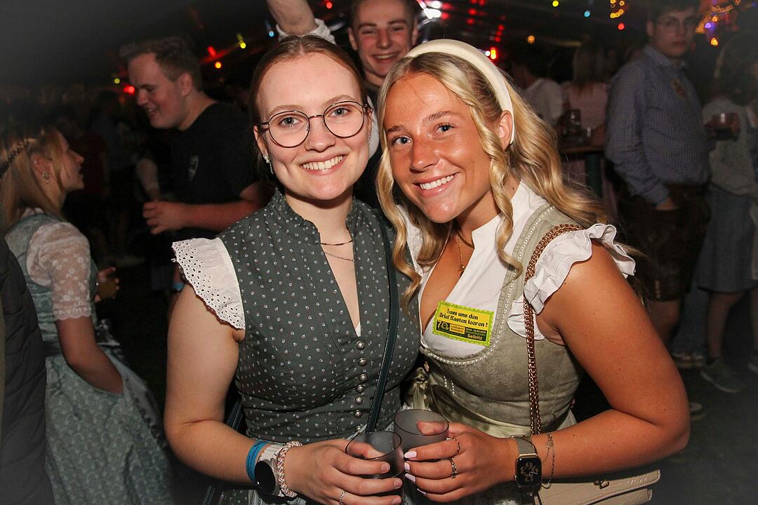 Dirndl vs. Lederhosen