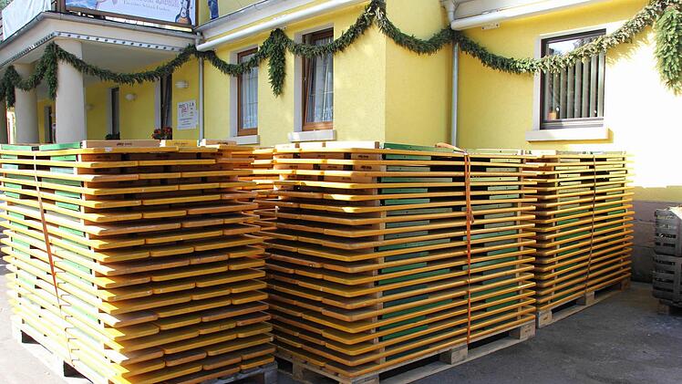 Die Bierb&auml;nke sind zusammengelegt und gestapelt.
