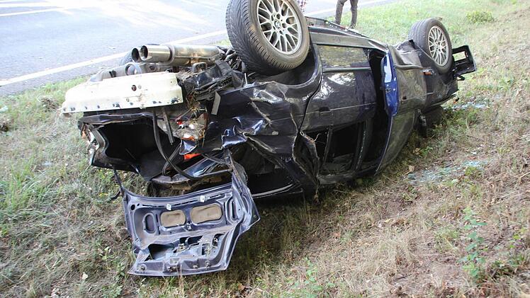 Der 17 Jahre alte BMW blieb nach der Schleuderfahrt auf dem Dach liegen. Foto: Eckehard Kiesewetter