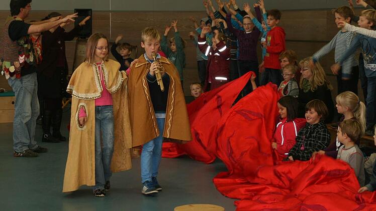 Dank der Zauberflöte können Tamino (Noah) und Pamina (Melina) sogar unbeschadet über Flammen gehen.
