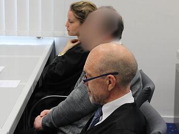 Der Angeklagte (Mitte) mit seinen beiden Verteidigern Julia Gremmelmaier und Till Wagler Foto: Tobias Kindermann