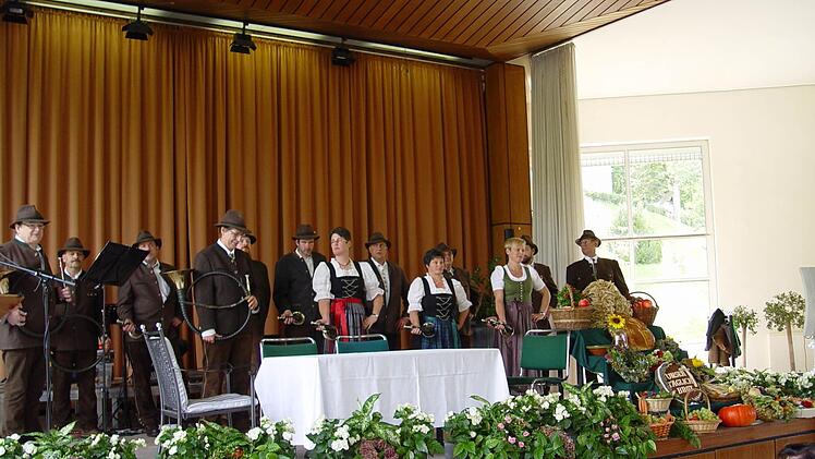 Die Jagdhornbläser der BJV-Kreisgruppe Bad Brückenau, unter der Leitung von Sandra Hornung, traten bei der Erntedank-Ausstellung im Staatsbad auf. Fotos: Brigitta Kempe-Wolf