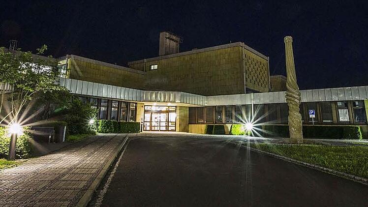 Niemand muss Sorge haben, dass die Lichter in den Krankenhäusern im Landkreis (hier Haus Haßfurt) bald ausgehen. Aber die Probleme sind eklatant.  Foto: René Ruprecht /Archiv