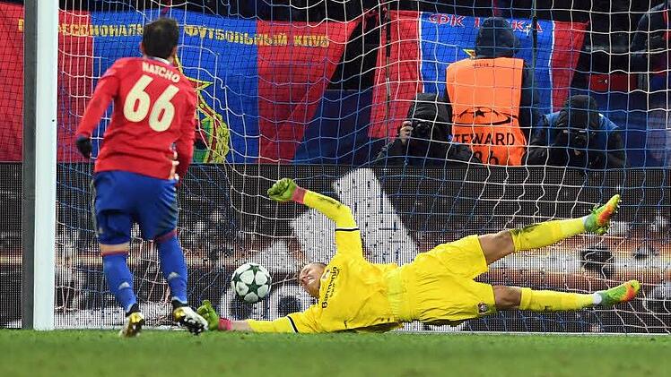 Leverkusens Torwart Bernd Leno streckt sich vergeblich nach dem Ball. Foto: Federico Gambarini/dpa
