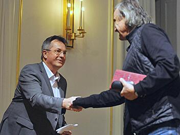 Thomas Kraft (links) begrüßt zum zweiten Bamberger Literaturfestival, dem "BamLit", den Schriftsteller Christoph Ransmayr. Foto: BamLit