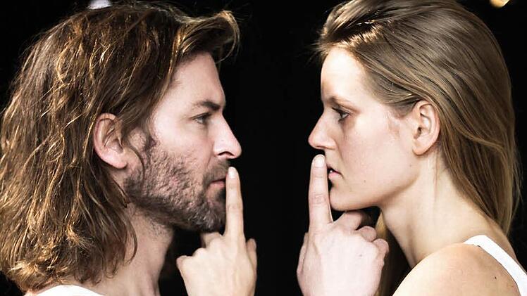 Die Theaterwerkstatt Haßfurt bringt Johann Wolfgang von Goethes "Wahlverwandtschaften" auf die Bühne. Im Bild Felix Pielmeier und Olga Seehafer, die mit Martin Habermeyer und Aline Joers spielen werden. Foto: Ulrike Langer