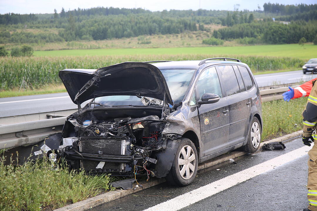 Schwerer Unfall auf der A9: Auto gerät auf nasser Straße ins Schleudern – Gaffer filmen