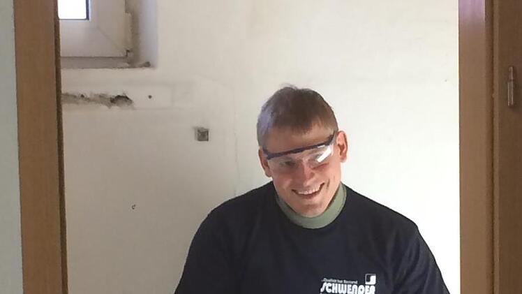 Thorsten Müller bei der Demontage der Toilette