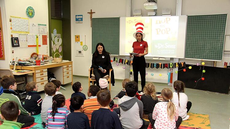 Gespannt lauschten die Kinder den von den Eltern vorgelesenen Geschichten. Richard Sänger