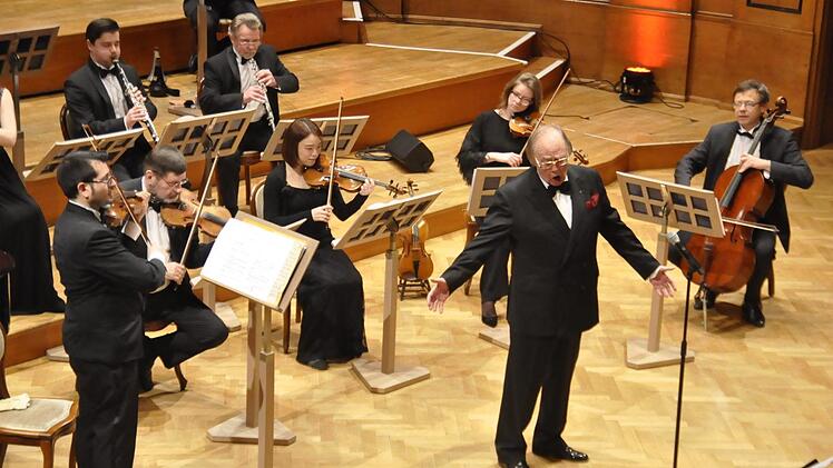 René Kollo genoss es, dass die Zuhörer ihm das Herz zu Füßen legten und ihm huldigten.