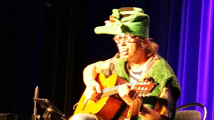 "Das Eich" - hier als   Blumenmännchen -  hielt in der Kulmbacher Stadthalle bis Mitternacht durch. Klaus Klaschka
