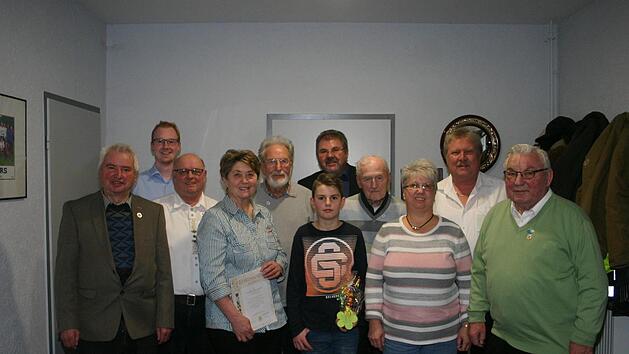 Langj&auml;hrige und verdiente Mitglieder ehrte der Obst- und Gartenbauverein Wildenheid. Das Bild zeigt (von links) Rainer Schmaizl, Zweiten Vorsitzenden Lukas M&uuml;ller, Bernd Hiemisch, Gisela Hellmann, Karl Renner, Luis Hofmann, stellvertretenden Kreisvorsitzenden Reiner Br&uuml;ckner, Werner Schilling, Schriftf&uuml;hrerin Lyane Pachale, Vorsitzenden Stefan M&uuml;ller und Heinz M&uuml;ller-Blech. Foto: Martin Rebhan