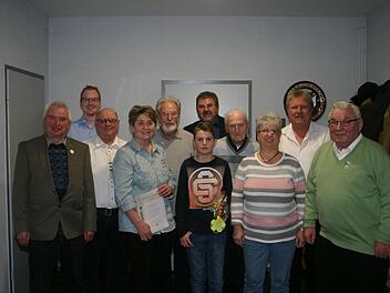 Langj&auml;hrige und verdiente Mitglieder ehrte der Obst- und Gartenbauverein Wildenheid. Das Bild zeigt (von links) Rainer Schmaizl, Zweiten Vorsitzenden Lukas M&uuml;ller, Bernd Hiemisch, Gisela Hellmann, Karl Renner, Luis Hofmann, stellvertretenden Kreisvorsitzenden Reiner Br&uuml;ckner, Werner Schilling, Schriftf&uuml;hrerin Lyane Pachale, Vorsitzenden Stefan M&uuml;ller und Heinz M&uuml;ller-Blech. Foto: Martin Rebhan