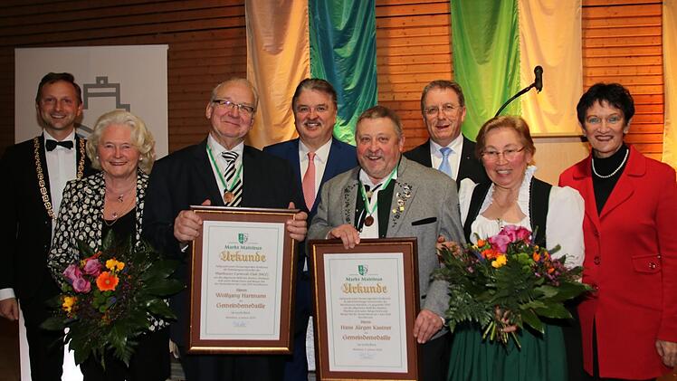 In einer Festsitzung des Gemeinderats wurde die  Mainleuser Gemeindemedaille an Wolfgang Hartmann (Dritter von links) sowie Hans-Jürgen Kastner (Fünfter von links) verliehen. Mit im Bild (von links) Bürgermeister Robert Bosch, Hartmanns Ehefrau Ingeborg Horn, Landrat Klaus Peter Söllner, Bezirkstagspräsident OB Henry Schramm, Anneliese Kastner und SPD-Landtagsabgeordnete Inge Aures. Foto: Jürgen Gärtner