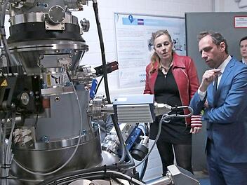 Staatsminister Thorsten Glauber lässt sich von Silke Christiansen die Anwendungsmöglichkeiten des Elektronenmikroskopes erklären.  Fotos: Josef Hofbauer