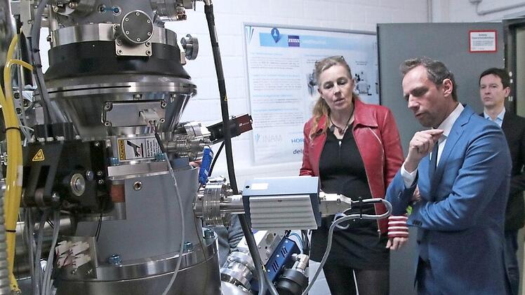 Staatsminister Thorsten Glauber lässt sich von Silke Christiansen die Anwendungsmöglichkeiten des Elektronenmikroskopes erklären.  Fotos: Josef Hofbauer