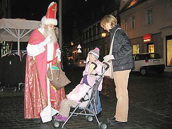 Der 2009 verstorbene Sepp Bitter beschenkte früher in der Herzogenauracher Hauptstraße als Nikolaus verkleidet Kinder und Erwachsene. Foto: Manfred Welker (Archiv)