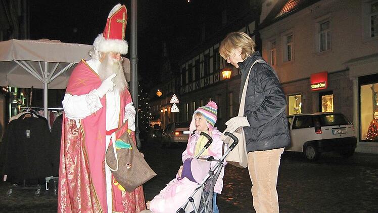 Der 2009 verstorbene Sepp Bitter beschenkte früher in der Herzogenauracher Hauptstraße als Nikolaus verkleidet Kinder und Erwachsene. Foto: Manfred Welker (Archiv)
